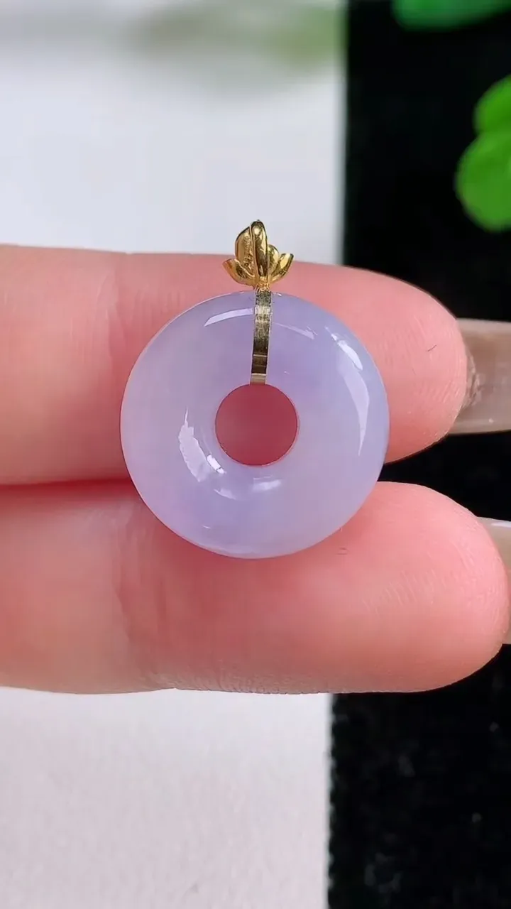 天然A货翡翠18K金紫罗兰平安环吊坠，尺寸16.2-5.2，重量:2.90g
11月17日
