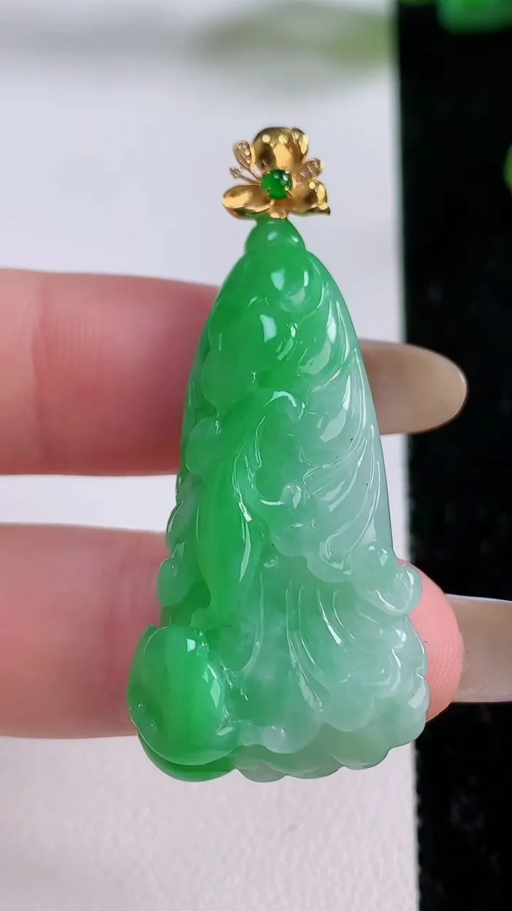 天然A货翡翠白菜吊坠，尺寸37.6-19.5-7，重量:9.81g
11月17日