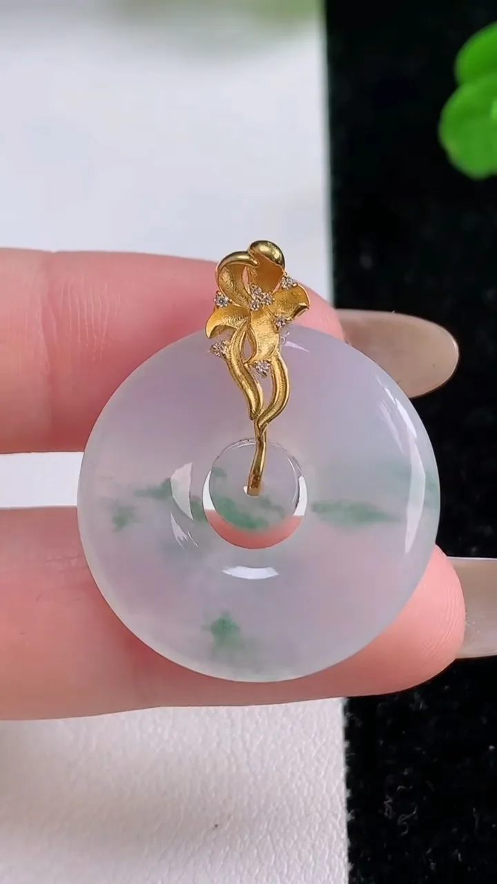 天然A货翡翠种飘花母子平安扣吊坠，尺寸25.7-4，重量:5.70g
11月17日