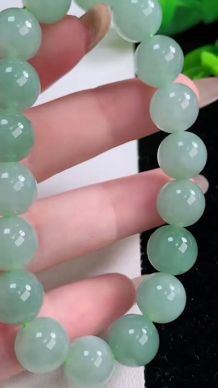 天然A货翡翠圆珠手串，尺寸10.6-18颗，重量:40.00g11月17日
工厂直销收藏佳品,种好水足，色泽均匀，有种有色，上手高大气！