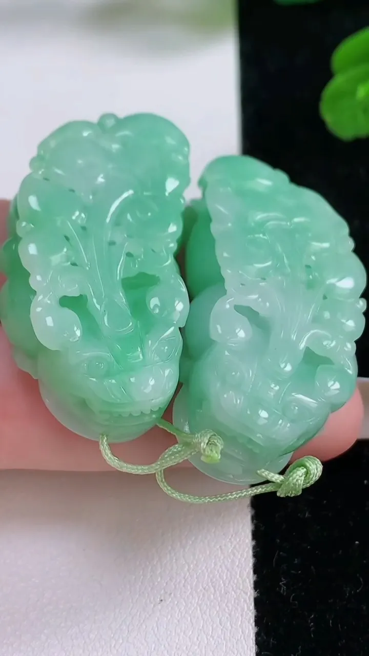天然A货翡翠貔貅吊坠一对，尺寸38.2-20.6-11.3，重量:41.74g
11月17日