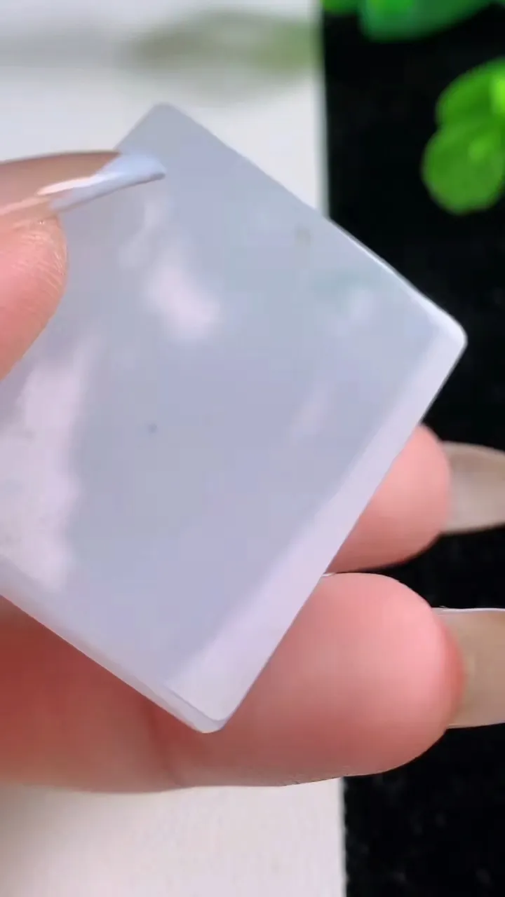 天然A货翡翠紫罗兰飘花无事牌吊坠，尺寸36-30-5.5，重量:19.58g
11月17日