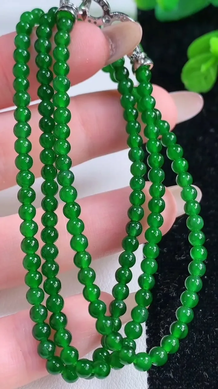 天然A货翡翠小米珠项链，尺寸3.4-148颗，重量:12.07g11月17日
工厂直销收藏佳品,种好水足，色泽均匀，有种有色，上手高大气！