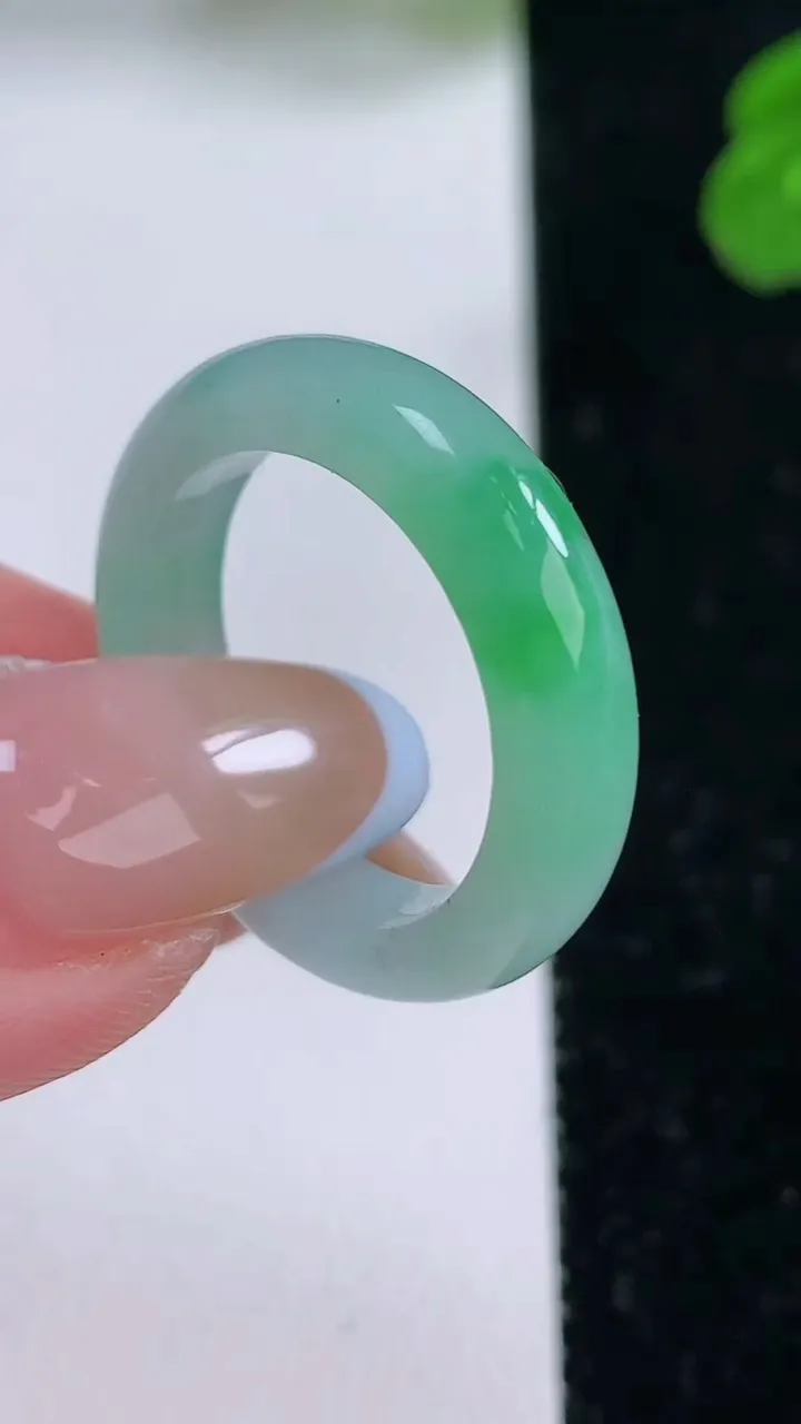 天然A货翡翠指环戒指，尺寸18.7-5-3.2，重量:3.83g2025年11月17日
工厂直销收藏