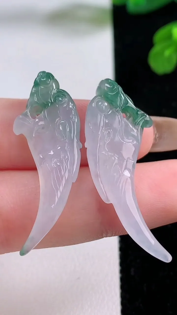 天然A货翡翠龙牙吊坠一对，尺寸37-13-4.3，重量:6.63g
11月17日