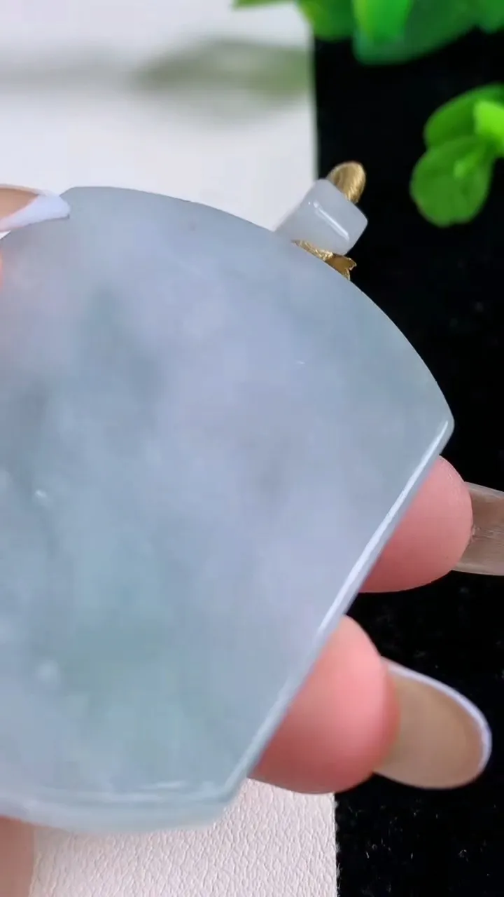 天然A货翡翠飘花无事牌吊坠，尺寸64.5-41.5-5.4，重量:36.89g
11月17日