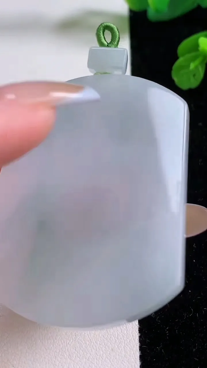 天然A货翡翠无事牌吊坠，尺寸56-42.6-5.4，重量:39.25g
11月17日