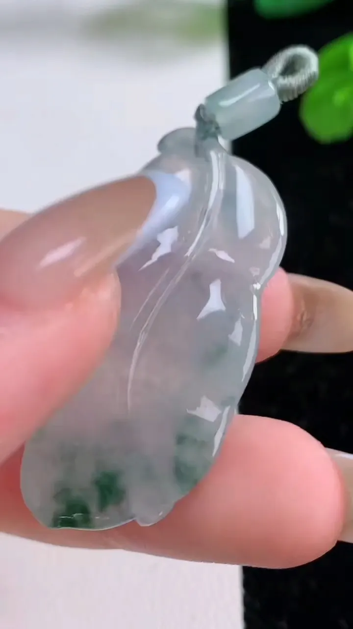 天然A货翡翠冰种飘花金枝玉叶 叶子吊坠，尺寸41-18.2-4.7，重量:8.33g
11月17日