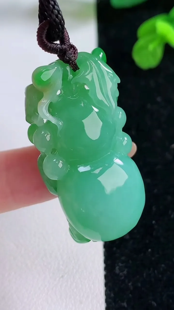 天然A货翡翠葫芦吊坠，尺寸38-20.4-12.8，重量:20.30g
11月17日