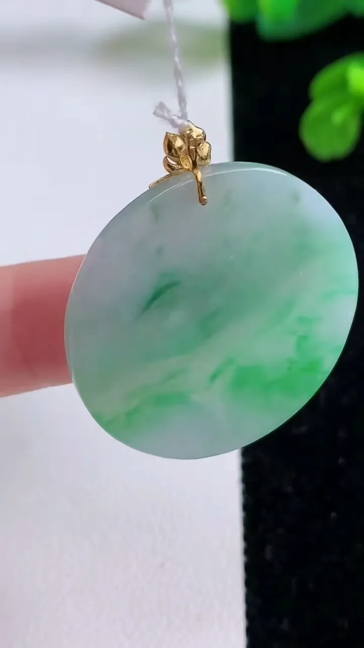 天然A货翡翠无事牌吊坠，尺寸31.3-2.3，重量:6.53g
11月17日