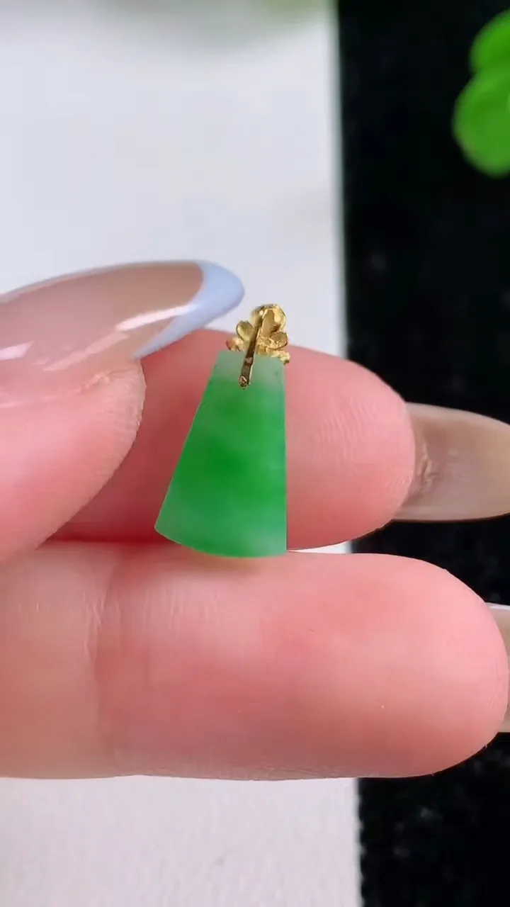 天然A货翡翠无事牌吊坠，尺寸13-7.9-2.5，重量:0.45g
11月17日