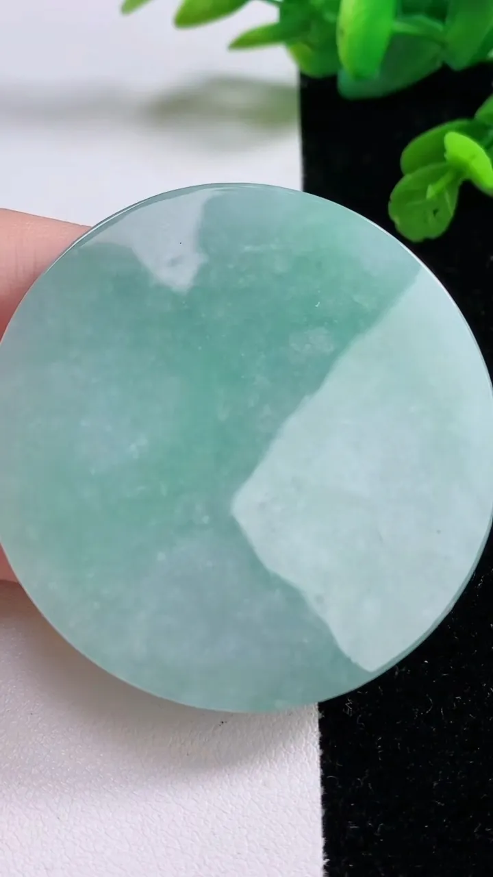 天然A货翡翠无事牌吊坠，尺寸56-5.9，重量:49.65g
11月17日