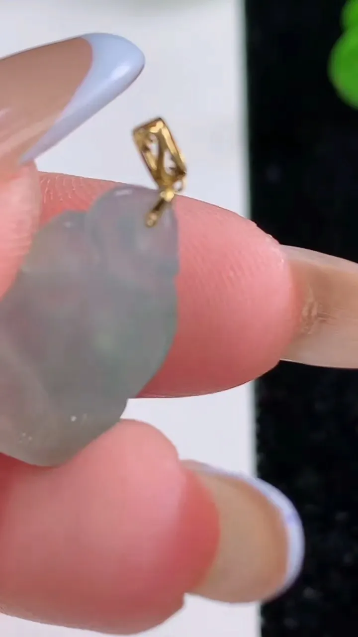 天然A货翡翠九尾狐吊坠，尺寸20-11.6-3.9，重量:2.02g
11月17日