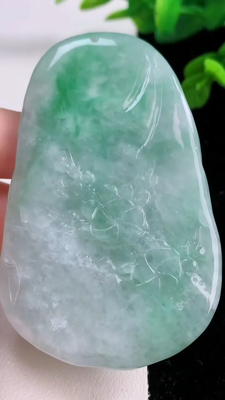 天然A货翡翠山水牌吊坠，尺寸73.3-46.7-10，重量:63.58g
11月17日