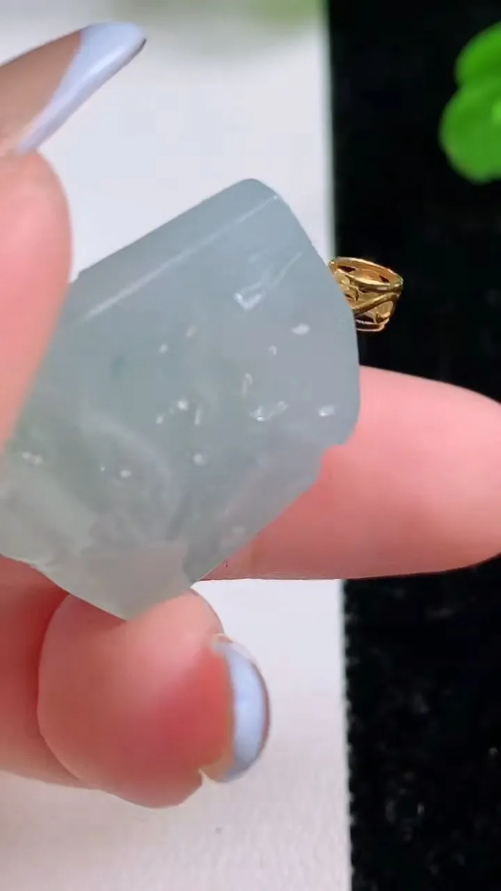 天然A货翡翠原石吊坠，尺寸25.6-24-12.4，重量:13.36g
11月17日