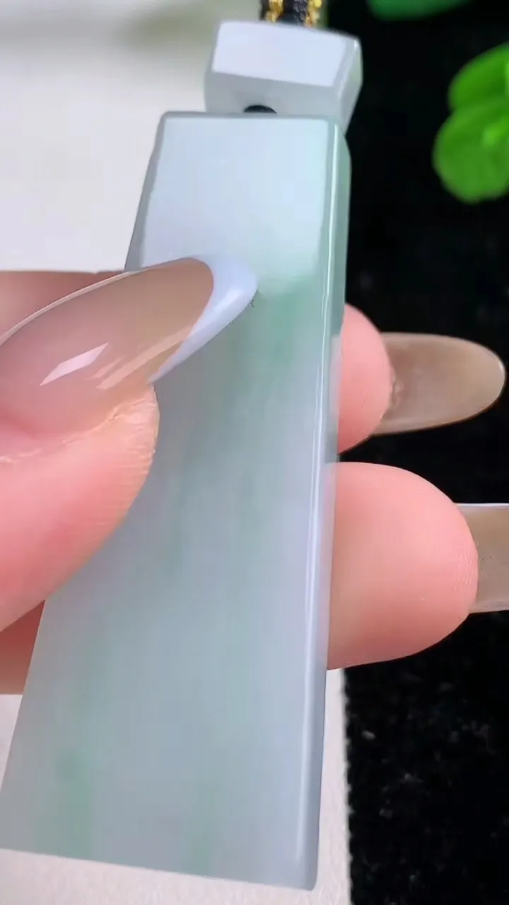 天然A货翡翠无事牌吊坠，尺寸51.8-18.7-6.2，重量:19.47g
11月17日