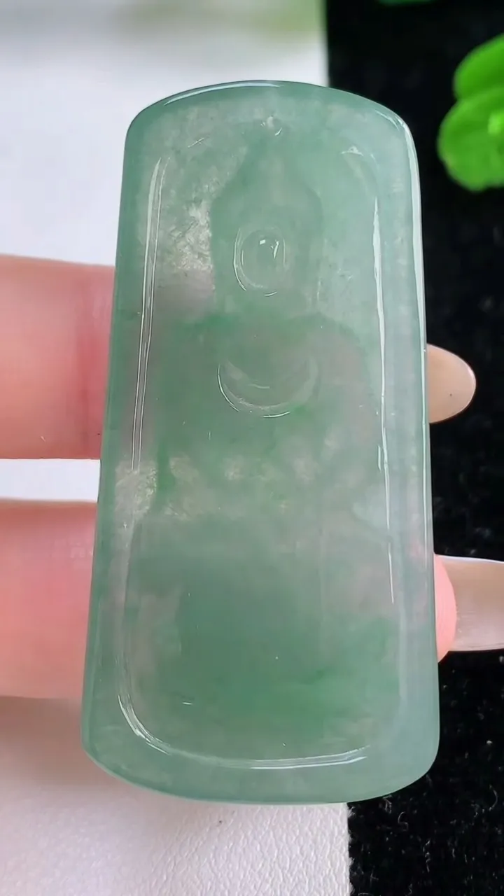 天然A货翡翠大日如来吊坠，尺寸52.7-25.7-5.8，重量:16.86g
11月17日