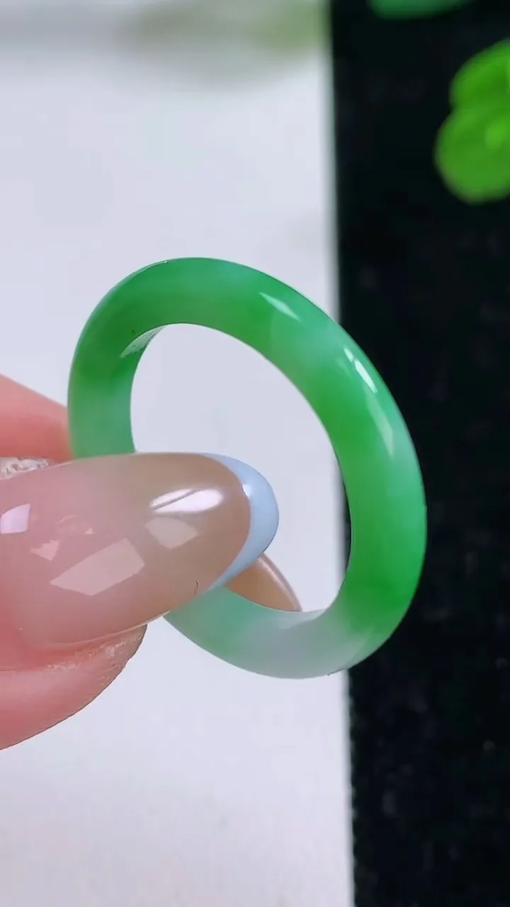 天然A货翡翠指环戒指，尺寸19.4-2.9-3，重量:2.47g2025年11月17日
工厂直销收藏佳品,种好水足，色泽均匀，有种有色，上手高大气！