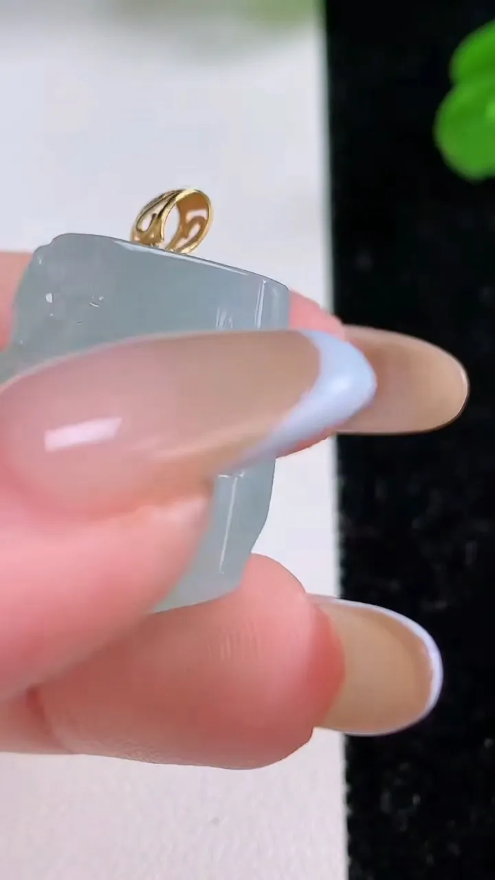 天然A货翡翠原石吊坠，尺寸25.6-24-12.4，重量:13.36g
11月17日