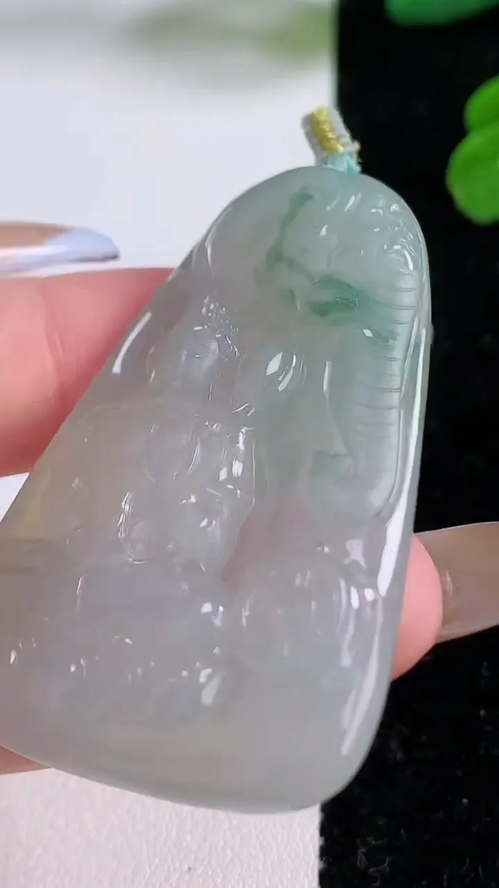 天然A货翡翠冰种飘花普贤菩萨吊坠，尺寸48.7-33-5，重量:17.86g
11月17日