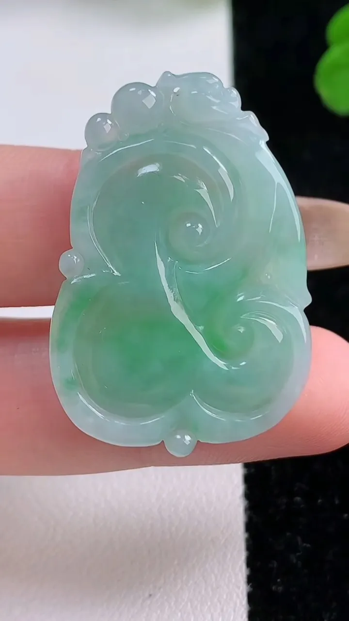 天然A货翡翠如意吊坠，尺寸34.3-24.5-4.9，重量:7.70g
11月17日