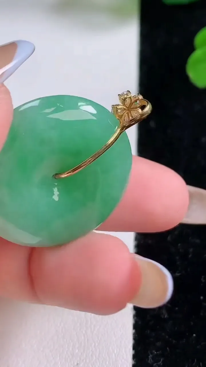 天然A货翡翠平安扣吊坠，尺寸27.7-5.9，重量:10.25g
11月17日