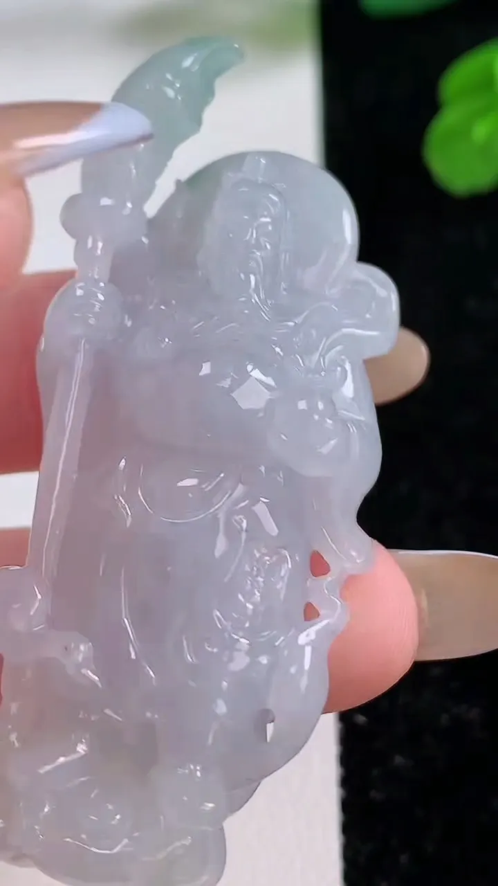 天然A货翡翠冰种飘花关公吊坠，尺寸52.6-22.6-11.7，重量:26.02g
11月17日