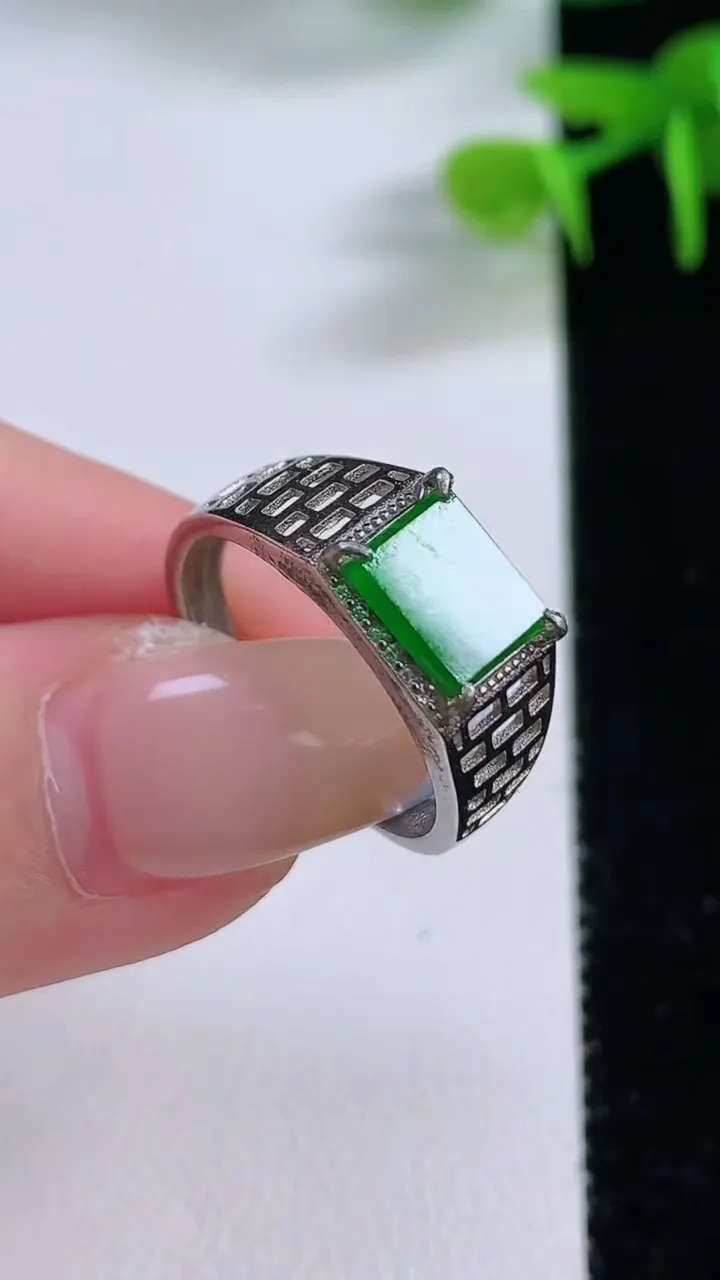天然A货翡翠马鞍戒指，尺寸7.5-6.8，重:2.06g2025年11月17日
工厂直销收藏佳品,种