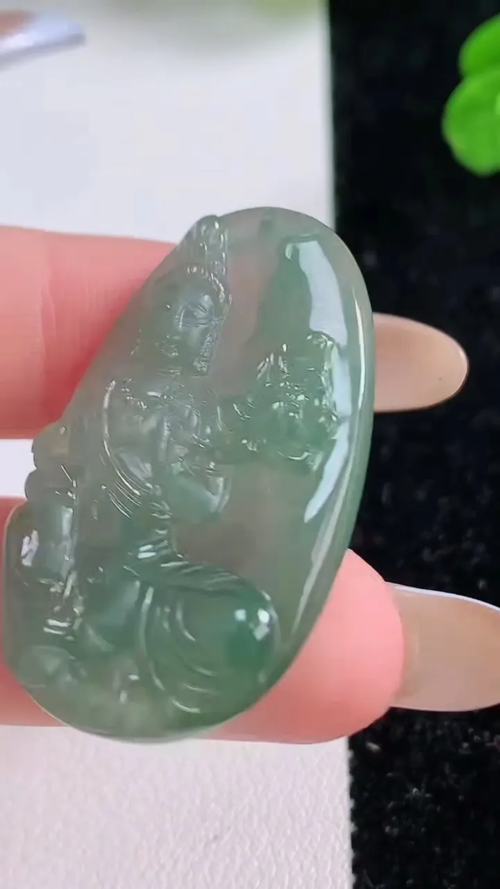 天然A货翡翠大势至菩萨吊坠，尺寸38.4-23-4.5，重量:8.04g
11月17日