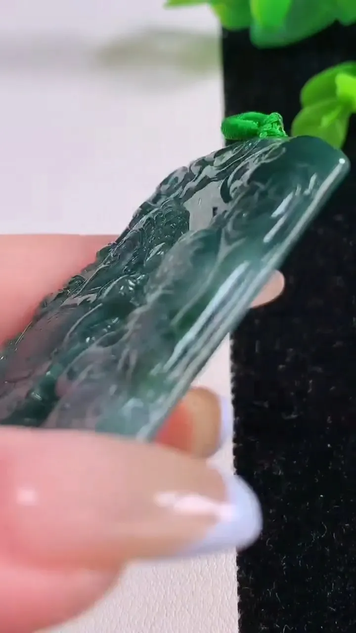 天然A货翡翠飘花御龙财神爷吊坠，尺寸67.4-43.6-4.8，重量:32.97g
11月17日