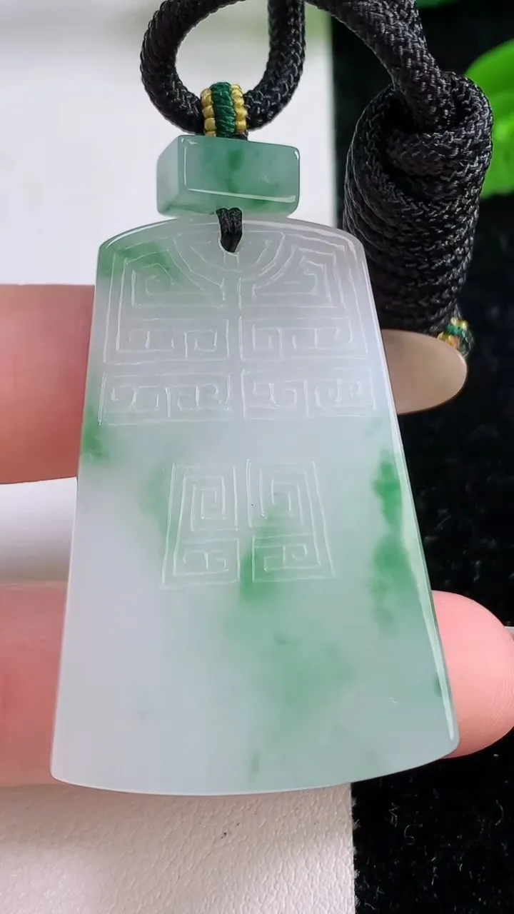 天然A货翡翠仿古无事牌吊坠，尺寸43.2-28.7-6.4，重量:26.66g
11月17日