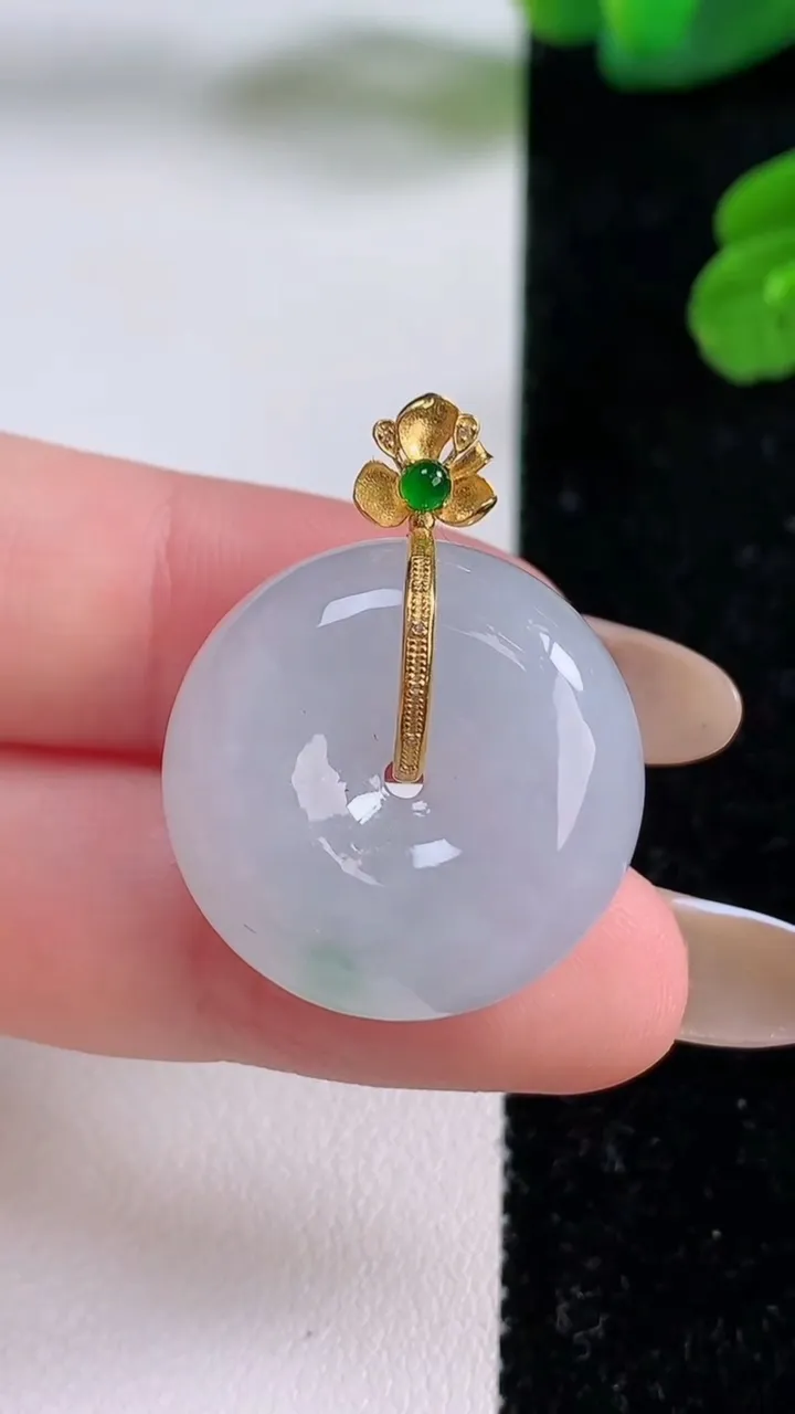 天然A货翡翠平安扣吊坠，尺寸23-10.6，重量:11.60g
11月17日