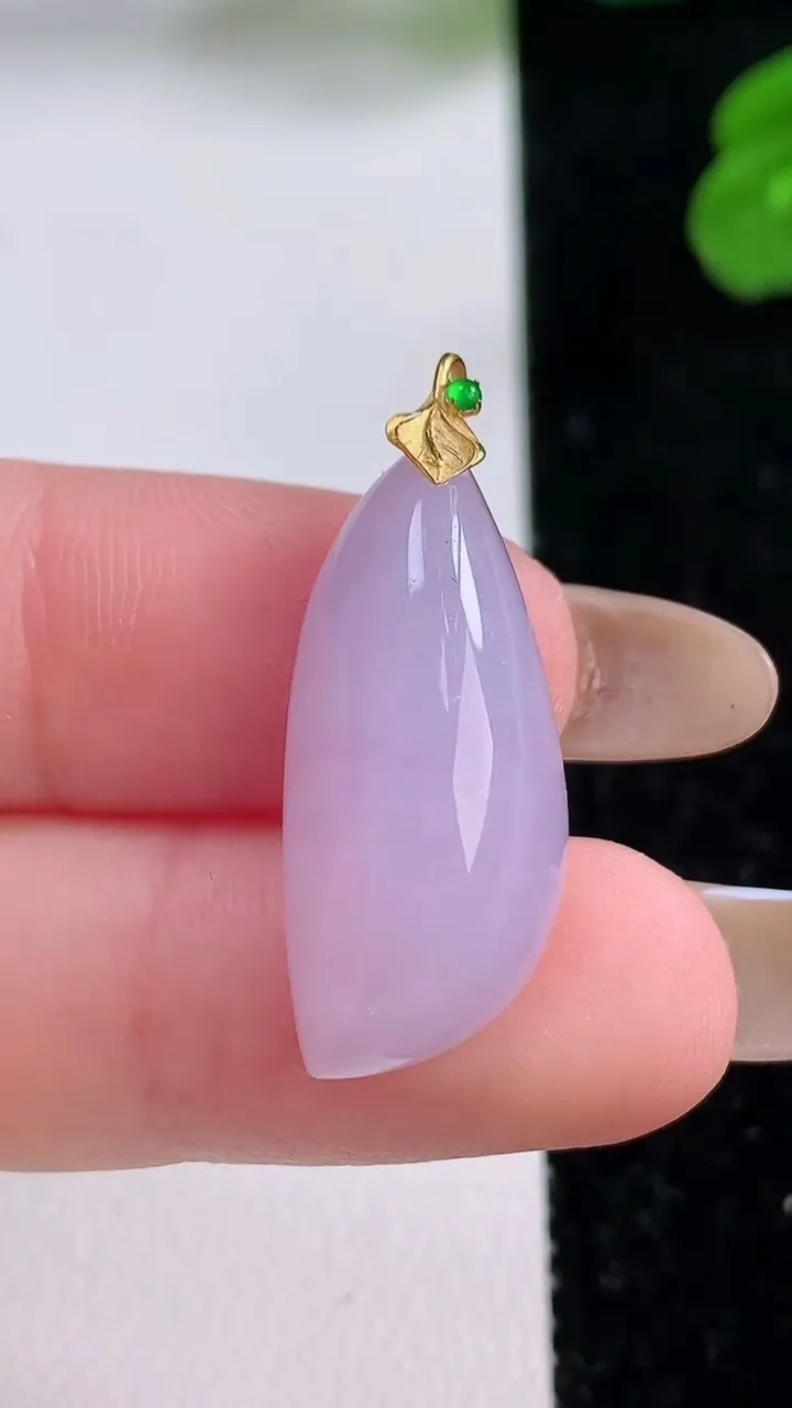 天然A货翡翠18K金紫罗兰随形吊坠，尺寸27.8-11.6-7.5，重量:3.86g
11月17日