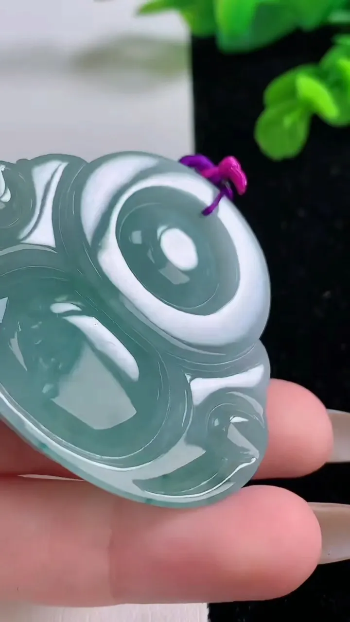 天然A货翡翠飘花佛公吊坠，尺寸45-50-12，重量:41.77g
11月17日