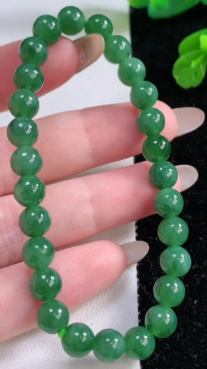 天然A货翡翠圆珠手串，尺寸6.8-27颗，重量:15.32g11月17日
工厂直销收藏佳品,种好水足，色泽均匀，有种有色，上手高大气！
