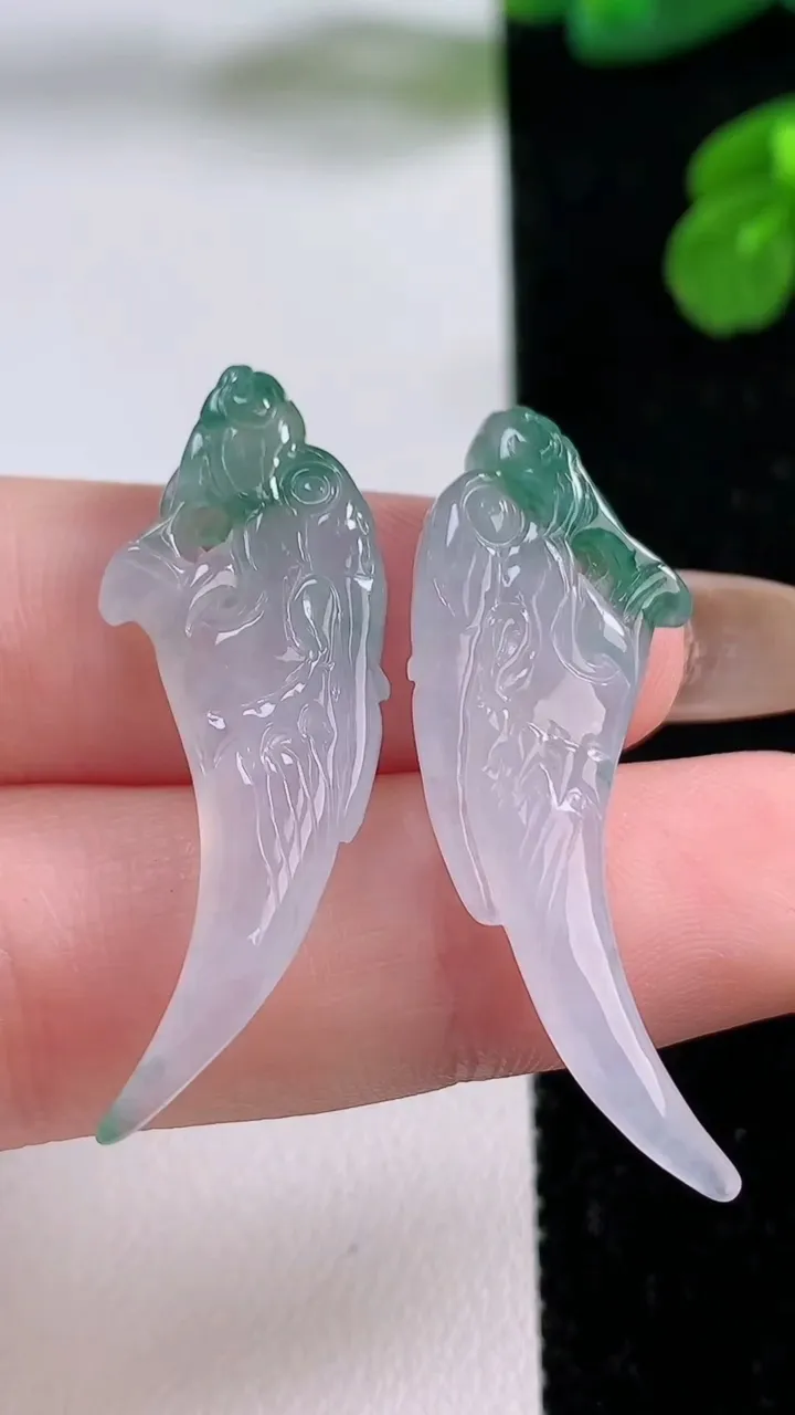 天然A货翡翠龙牙吊坠一对，尺寸37-13-4.3，重量:6.63g
11月17日