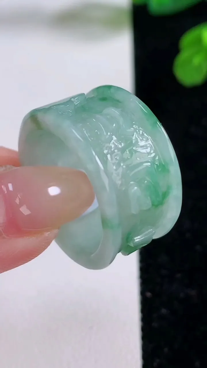 天然A货翡翠指环扳指，尺寸20.4-12.6-2.8，重量:8.09g2025年11月17日
工厂直