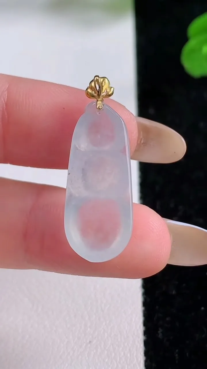 天然A货翡翠种白冰福豆吊坠，尺寸24.8-10.8-4.7，重量:2.87g
11月17日