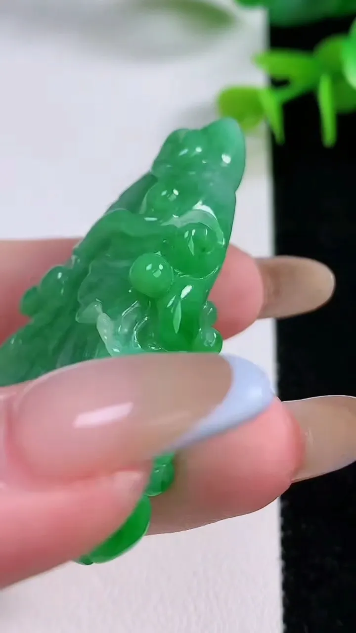 天然A货翡翠白菜吊坠，尺寸53-26-14，重:28.84g
11月17日