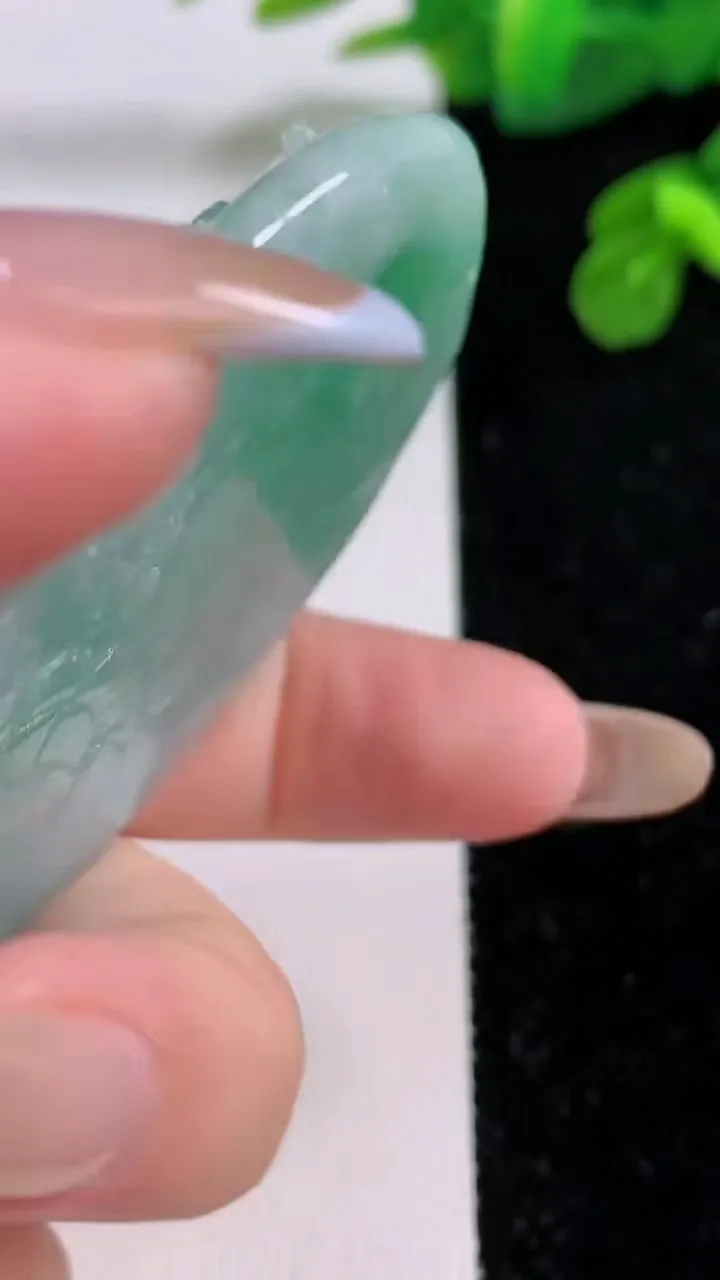 天然A货翡翠山水牌吊坠，尺寸73.3-46.7-10，重量:63.58g
11月17日