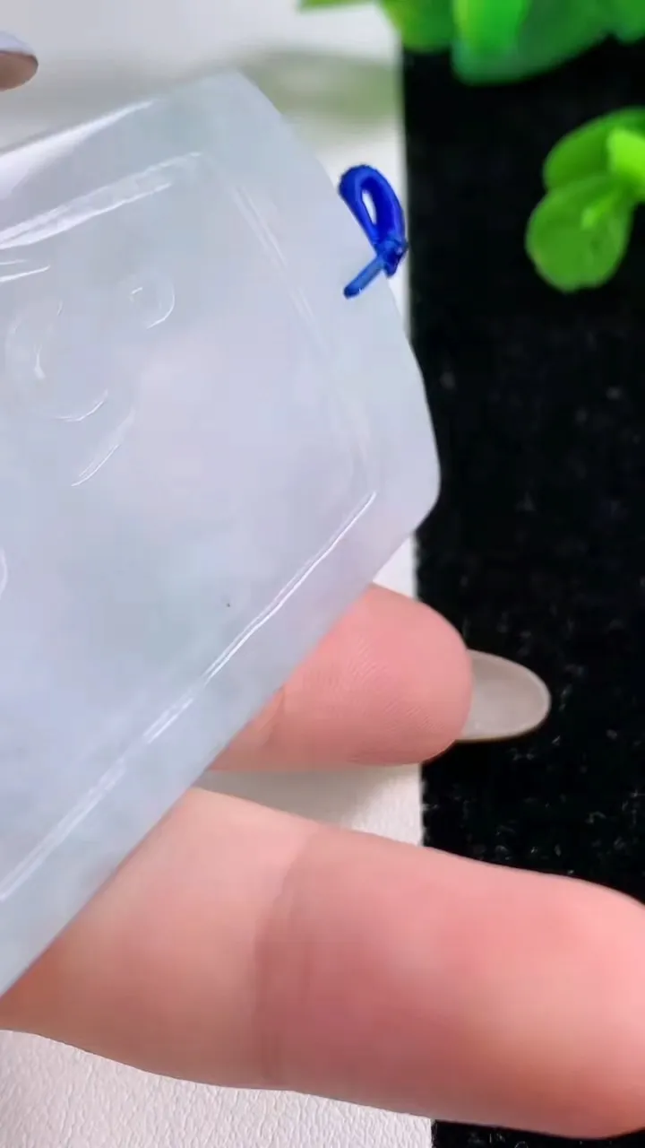 天然A货翡翠文殊菩萨吊坠，尺寸60.5-42.4-4.8，重量:25.62g
11月17日