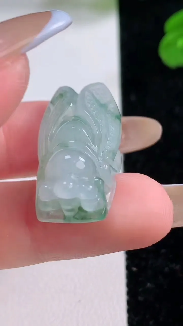 天然A货翡翠冰种飘花一鸣惊人吊坠，尺寸29.2-15.4-10.6，重量:8.35g
11月17日