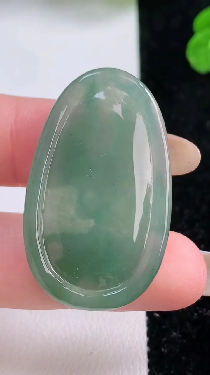 天然A货翡翠大势至菩萨吊坠，尺寸38.4-23-4.5，重量:8.04g
11月17日