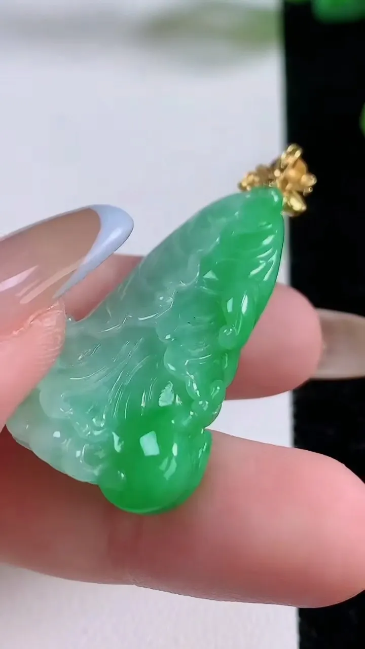 天然A货翡翠白菜吊坠，尺寸37.6-19.5-7，重量:9.81g
11月17日