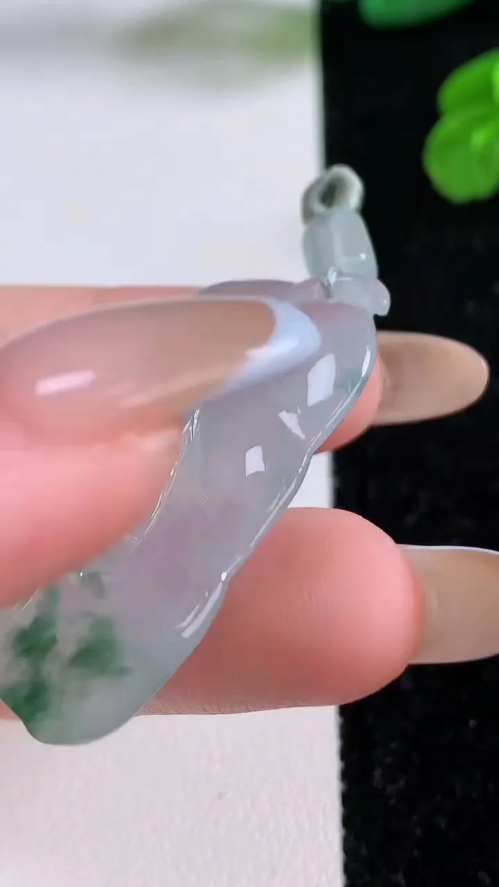 天然A货翡翠冰种飘花金枝玉叶 叶子吊坠，尺寸41-18.2-4.7，重量:8.33g
11月17日