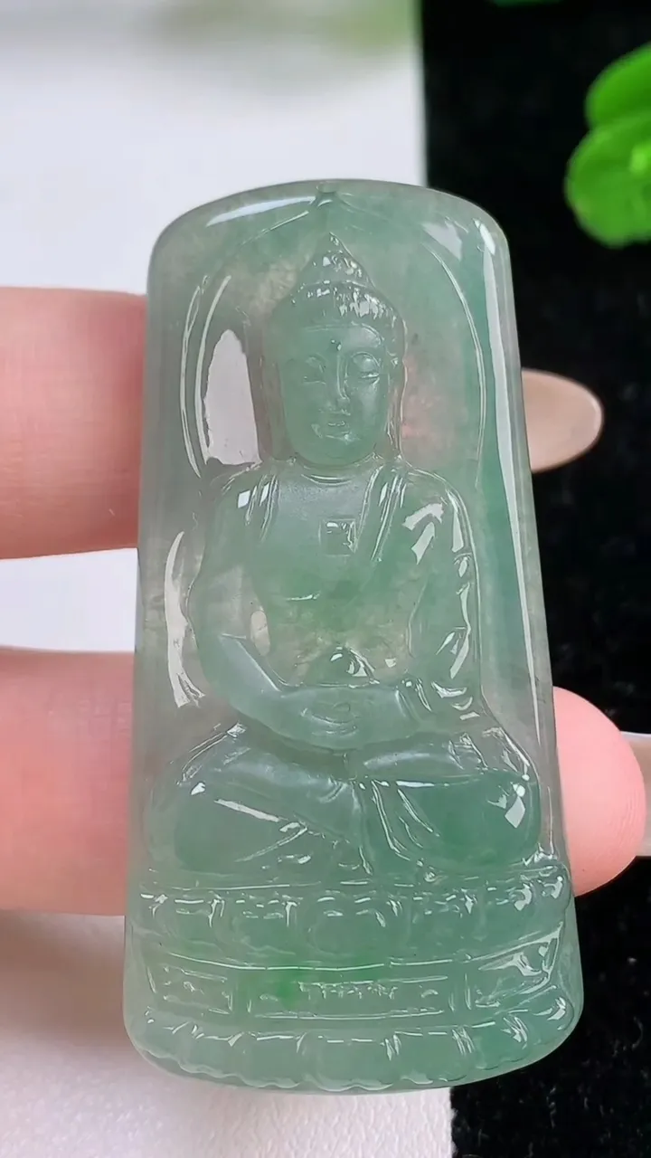 天然A货翡翠大日如来吊坠，尺寸52.7-25.7-5.8，重量:16.86g
11月17日