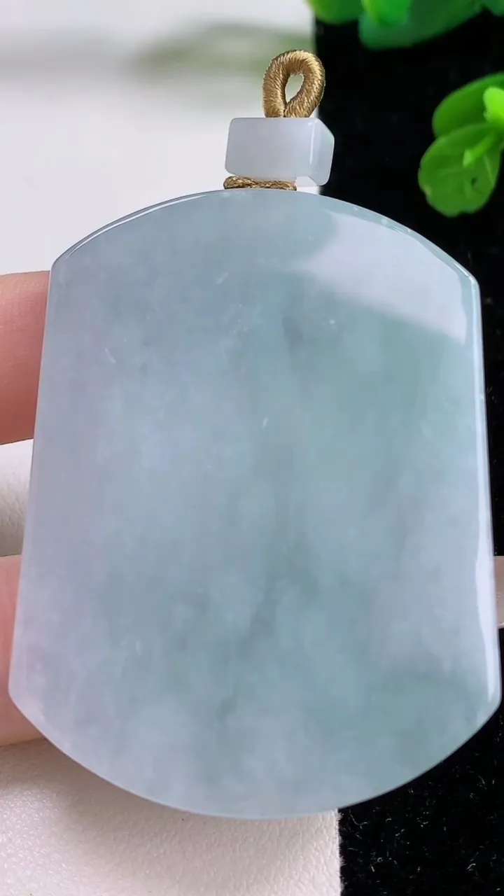 天然A货翡翠无事牌吊坠，尺寸54.8-41.2-6.2，重量:42.80g
11月17日