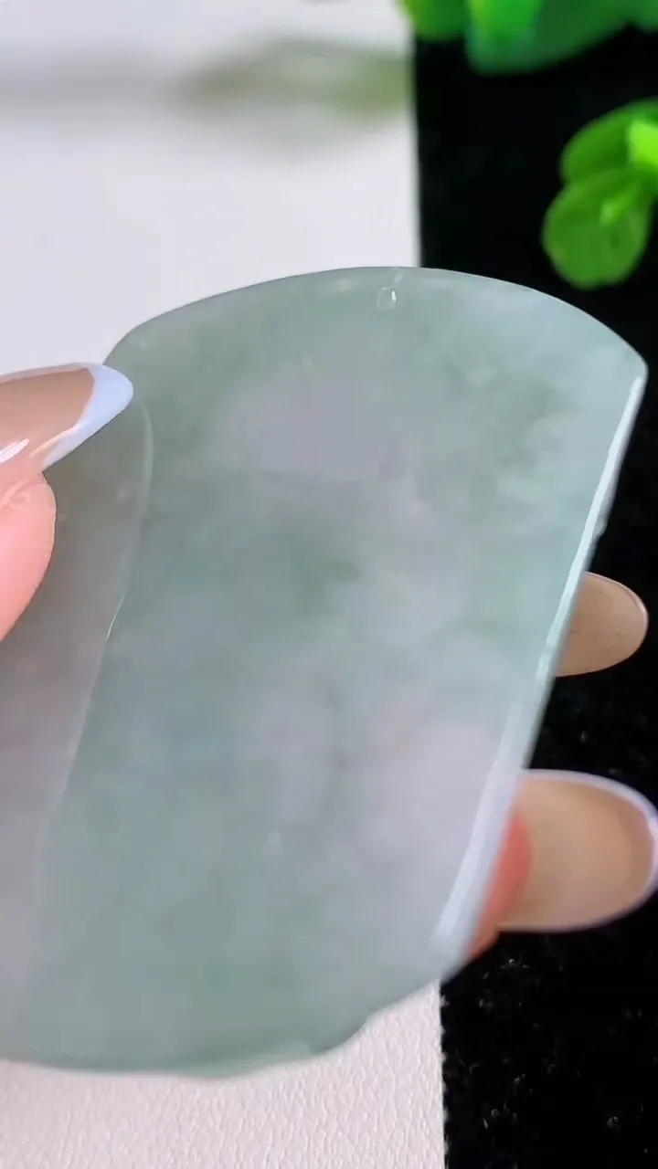 天然A货翡翠大势至菩萨吊坠，尺寸53-41.2-4.8，重量:23.55g
11月17日