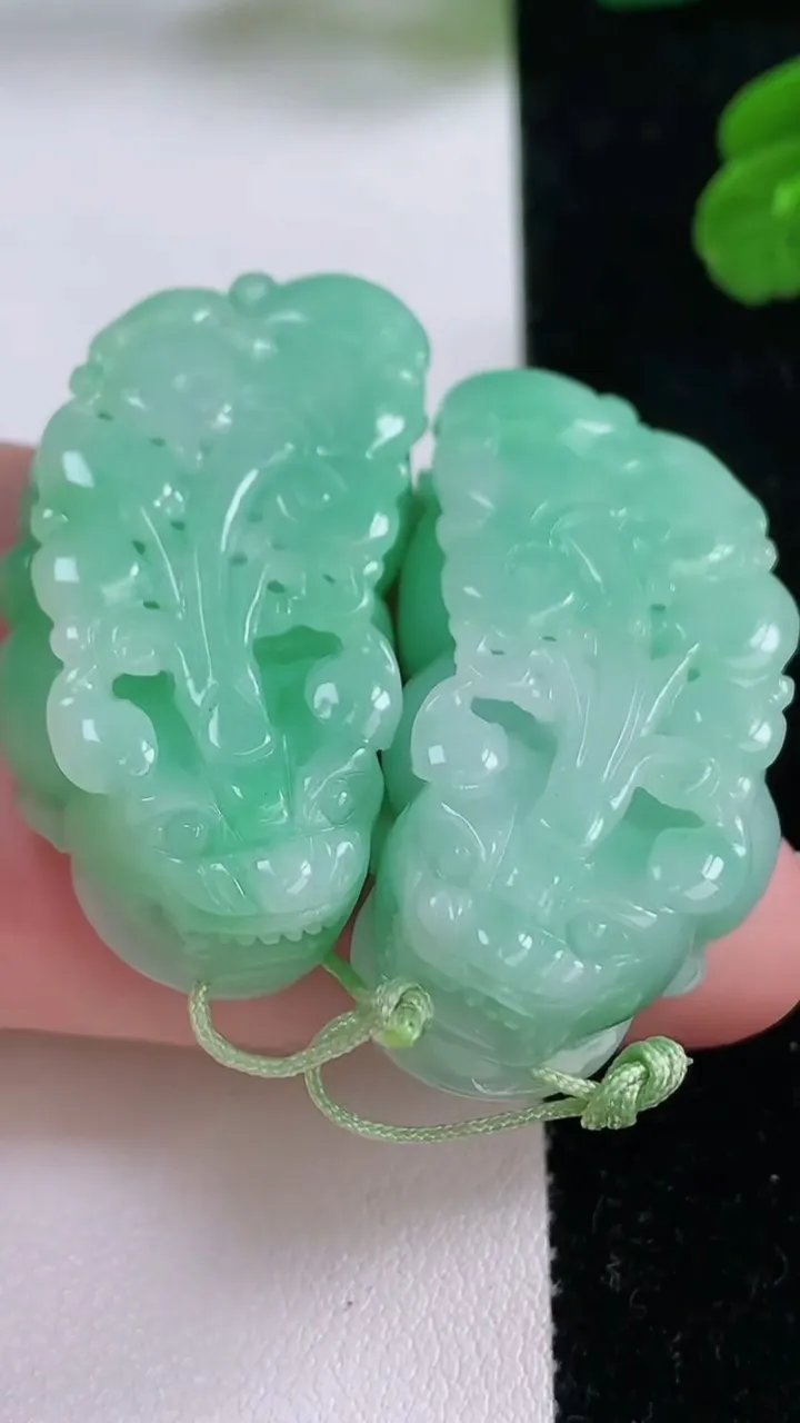 天然A货翡翠貔貅吊坠一对，尺寸38.2-20.6-11.3，重量:41.74g
11月17日