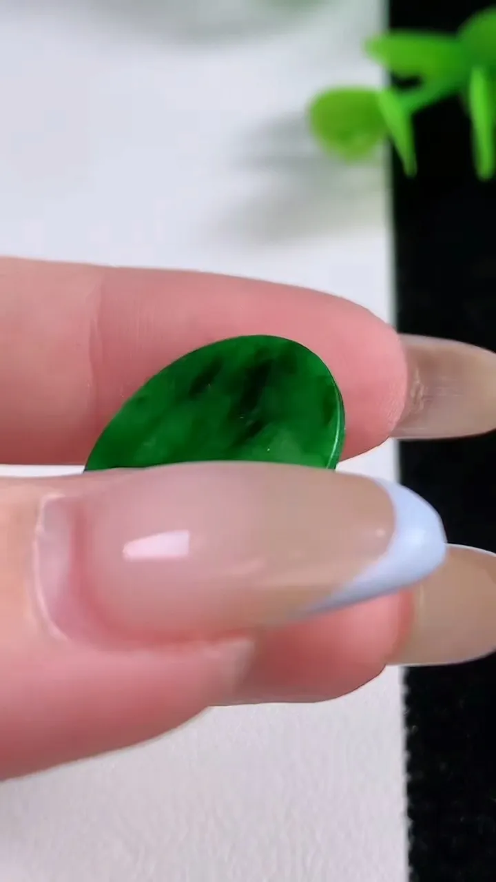 天然A货翡翠无事牌镶嵌件，尺寸25-1，重:1.04g
11月17日